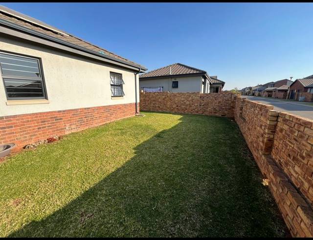 3 BEDROOM HOUSE FOR SALE IN COSMO CITY